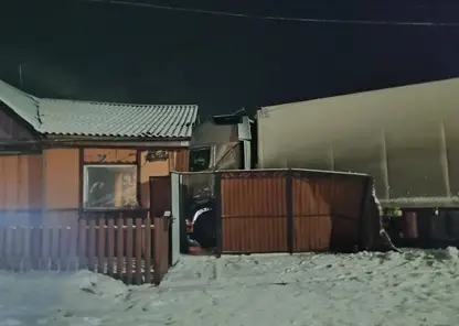 Фура пробила стену жилого дома в поселке Нижний Ингаш