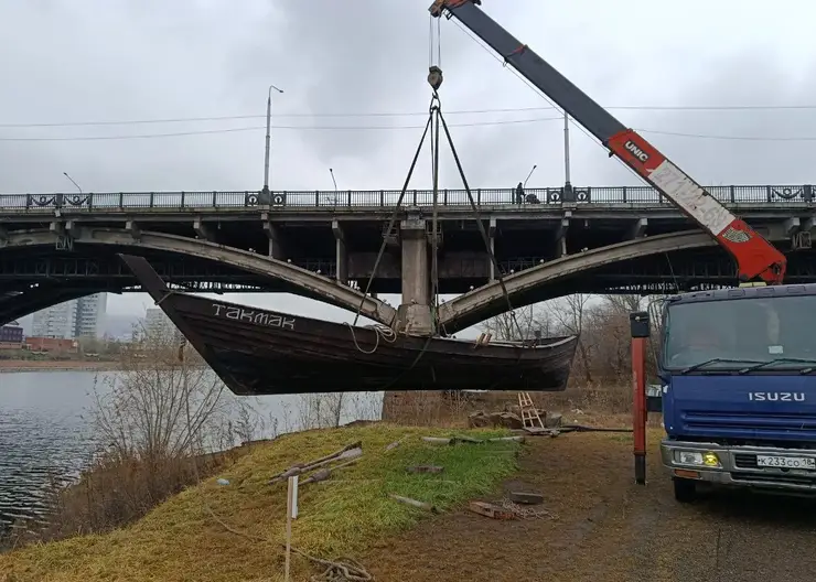 В Красноярске деревянный струг «Такмак» ушел на зимовку