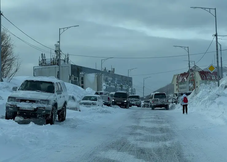 Снежный коллапс на Камчатке: для перевозки людей задействовали автозаки и правительственный транспорт