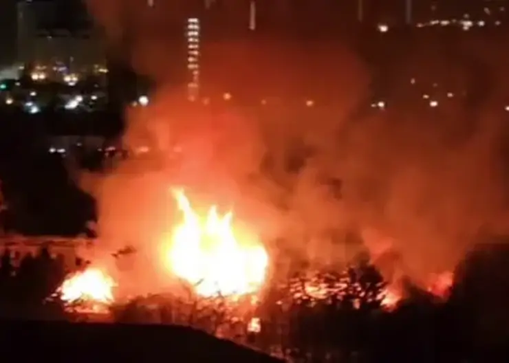 Бывший военный городок горел на Малиновского в Красноярске