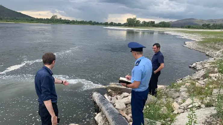 Прокуратура организовала проверку по факту загрязнения Енисея в Минусинском районе