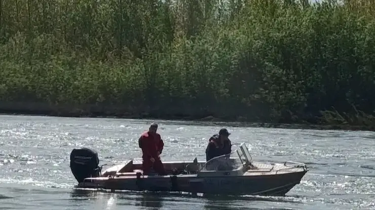 В Красноярске на Октябрьском мосту спасли 28-летнюю девушку от падения в воду