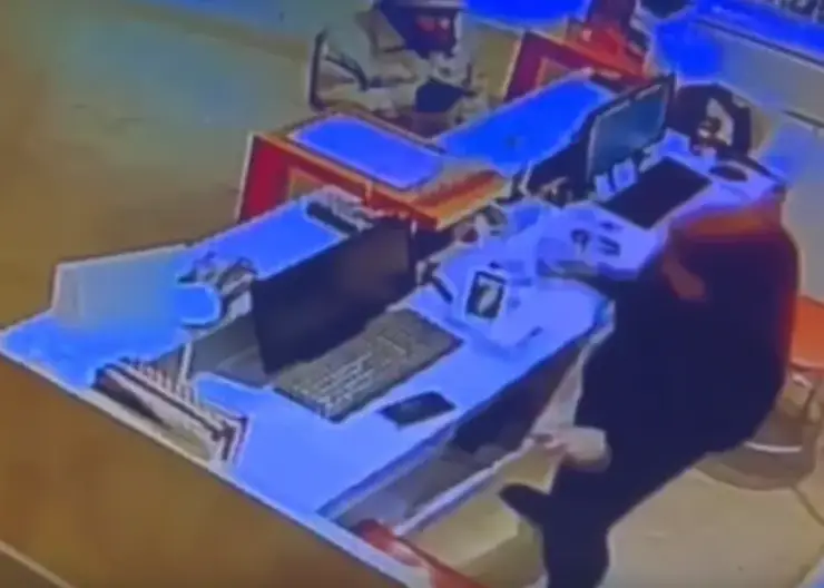 Житель Ачинска напал на продавца салона сотовой связи и украл телефон стоимостью 12 тысяч рублей