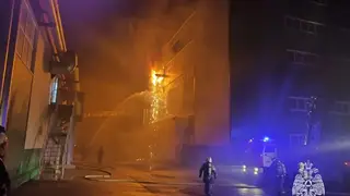 Пожарные сдерживают пламя на огромной площади на заводе в Томске