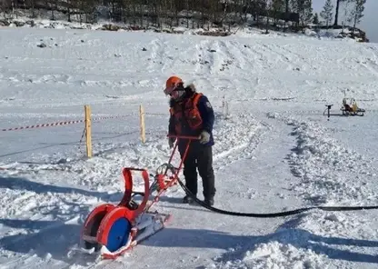 В Красноярском крае спасатели начали распиливать лед на водохранилище и закрыли переправу на Енисее