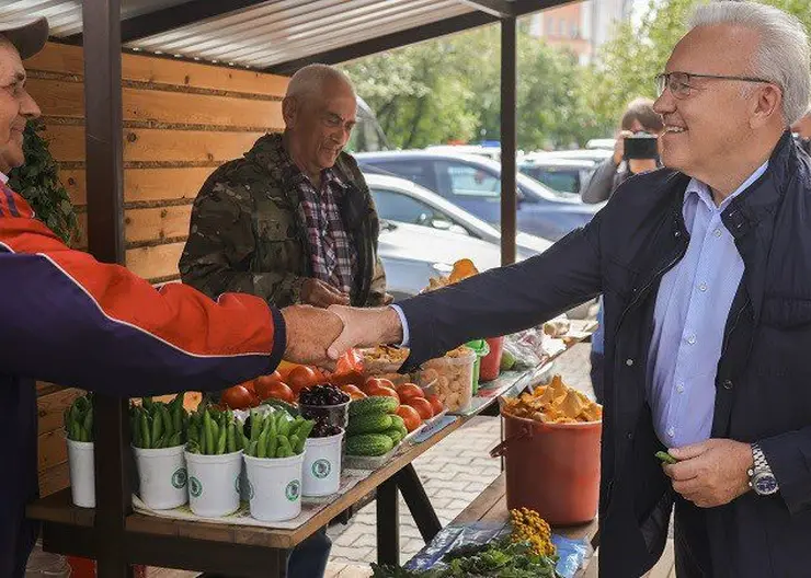 Губернатор Александр Усс проверил работу объектов уличной торговли в Красноярске