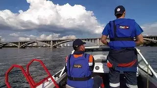 Двоих мужчин затянуло под баржу во время прогулки по Енисею на резиновой лодке в Красноярске Двоих мужчин затянуло под баржу во время прогулки по Енисею на резиновой лодке в Красноярске