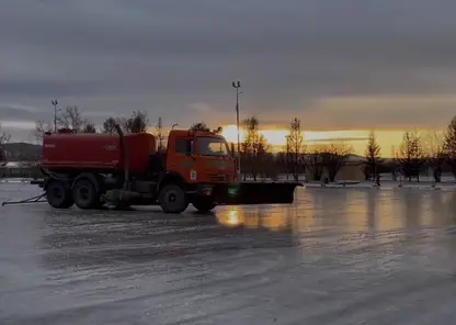 В Красноярске начали заливать каток на острове Татышев