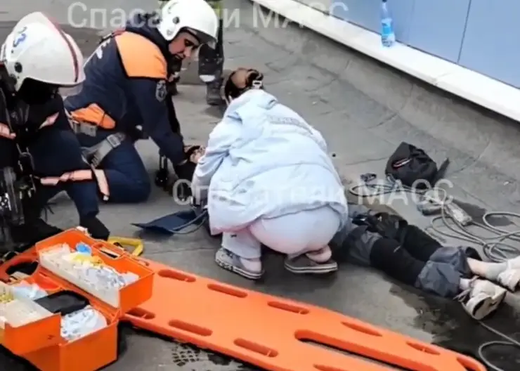 В Новосибирске рабочий сорвался с высоты третьего этажа и сломал обе ноги