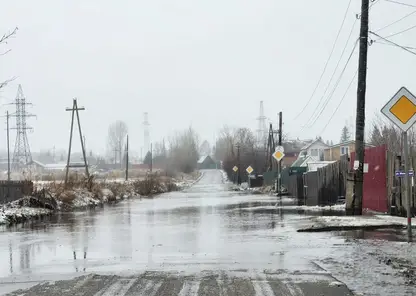 Под Красноярском затопило дорогу талыми водами