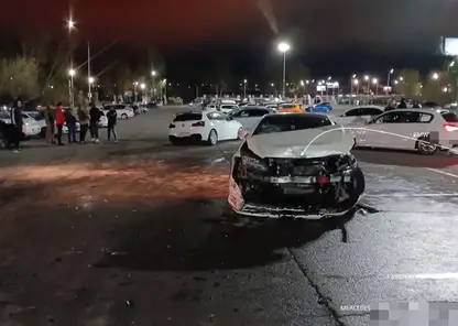 ДТП на парковке Татышев-парка. «БМВ» во время дрифта врезался в «Мерседес», который тоже дрифтовал (видео)