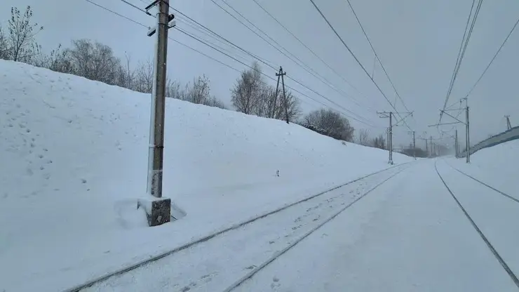 В Кемеровской области школьники катались на ледянках по ведущему к рельсам склону