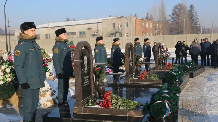 В Красноярске вспоминают погибших год назад пожарных