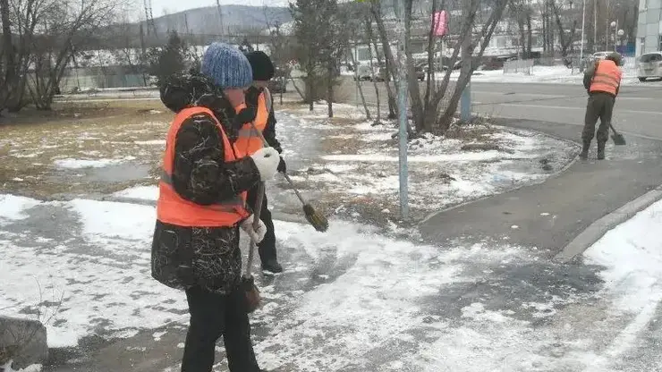 Красноярцев просят быть осторожнее на улицах из-за гололеда