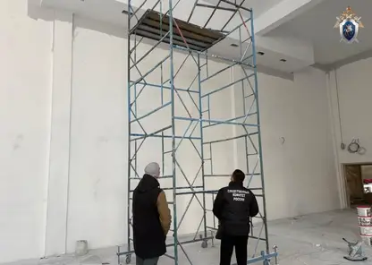 На Камчатке рабочий упал с крыши школы: идет проверка