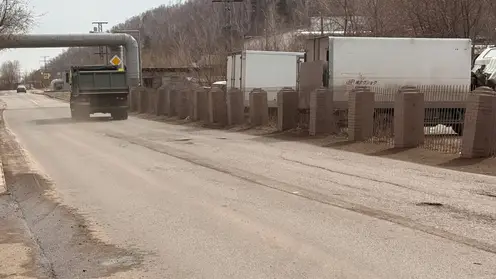 Дорога на Парашютной в Красноярске пришла в негодность спустя два года после ремонта