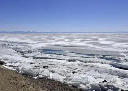 Выход на лед запретили на Байкале из-за потепления и образования трещин
