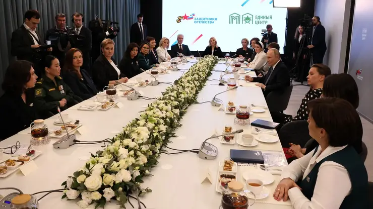 Путин пообещал вручить госнаграду женщине из Тувы, вынесшей с поля боя тело мужа