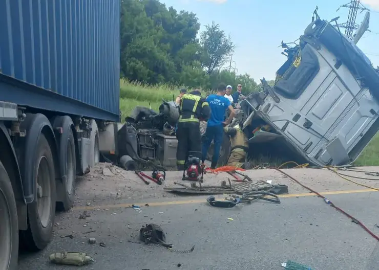 Грузовик протаранил бетономешалку и легковушку в Новосибирской области. Один погиб, двое в больнице