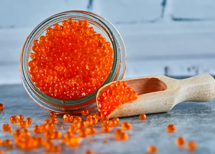 Цены на красную рыбу и икру падают: Россия отмечает рекордный улов