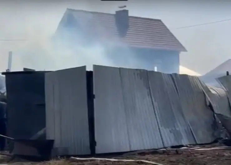 В Шарыповском районе горит лес и частный сектор