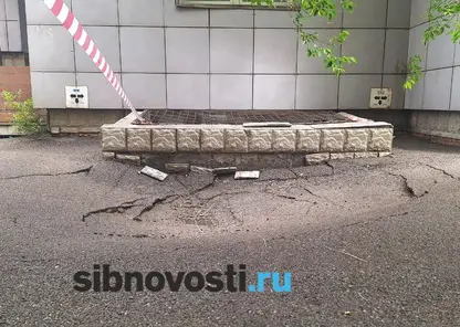 В центре Красноярска обнаружили еще один провал грунта возле жилой многоэтажки