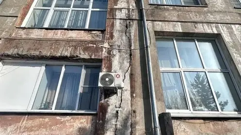 В Алтайском крае в педагогическом колледже обрушилась часть стены