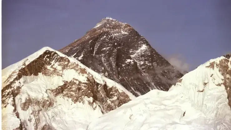 Гигантская пробка из альпинистов образовалась на Эвересте из-за обрушения льда (Видео)