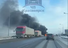 Фура с автомобилями загорелась на трассе под Красноярском