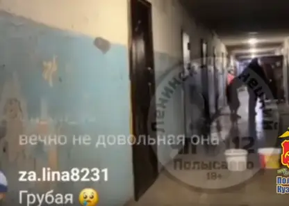 Мужчина в прямом эфире напал на женщину в одном из общежитий Кузбасса
