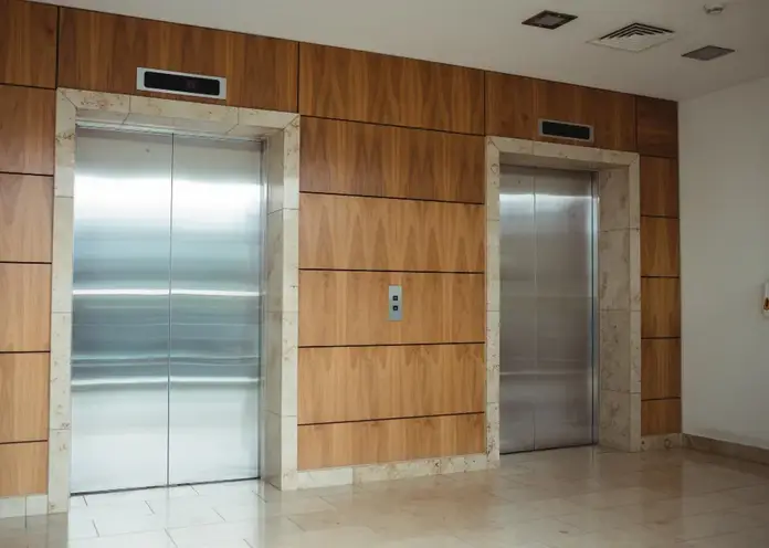 В Красноярске пьяный мужчина разгромил лифт на Ярыгинской набережной