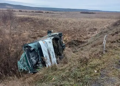 «Я и другая пассажирка выпали». Автобус с рабочими улетел в кювет в Красноярском крае, что говорят пассажиры