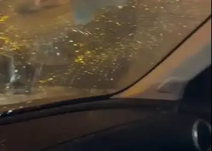 В Красноярске люк пробил лобовое стекло автомобиля с детьми