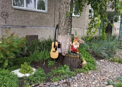 Смотрим на красоту: председатель дома преобразила двор и объединила жителей на Юшкова