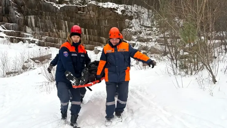 На Столбах мужчина упал со скалы и получил открытую черепно-мозговую травму