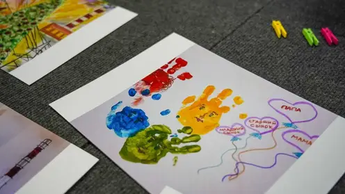 Дом, семья и кот Василий: в Красноярске наградили победителей конкурса рисунков «Тепло семейного очага»