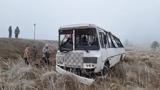 Пассажирский автобус перевернулся на трассе в Красноярском крае