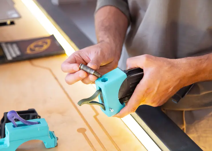 На Алтае изобрели устройство для быстрого заряжания автомата Калашникова