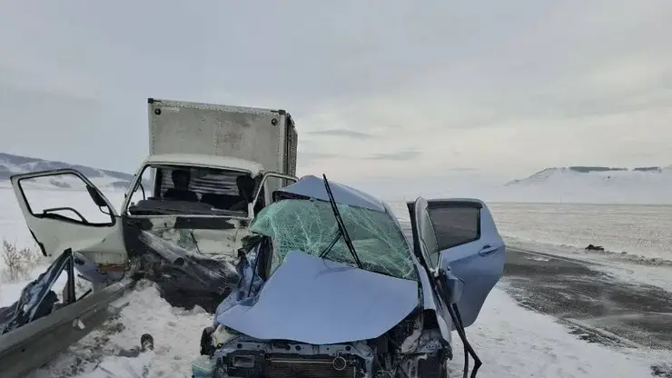 Водитель не справился с управлением на трассе в Красноярском крае: двое погибли