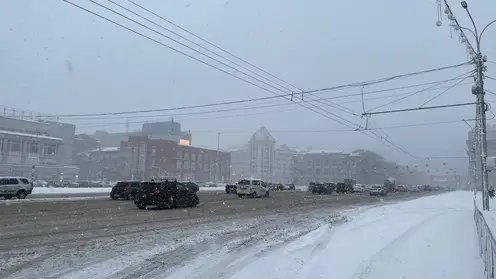 Новосибирск сковали пробки из-за снегопада и наледи