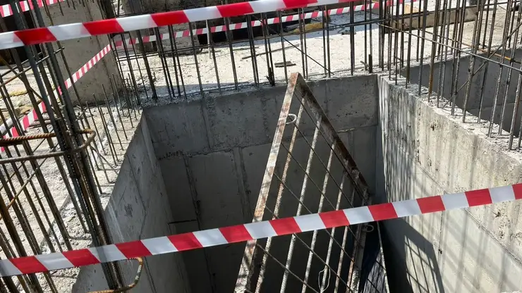 В Красноярске возбудили уголовное дело после падения строителей в шахту лифта