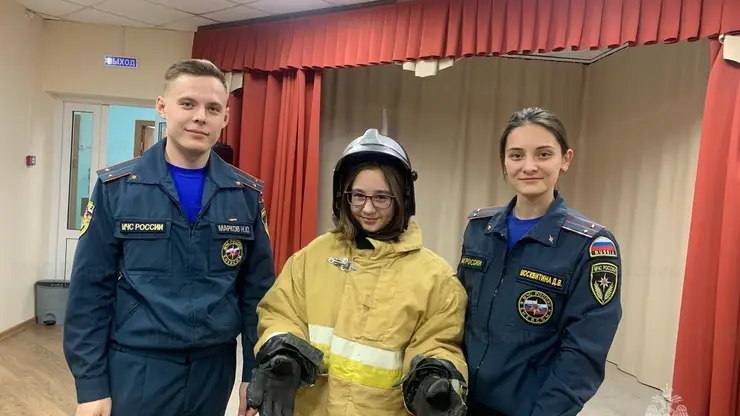 В Красноярском крае пожарные проводят "Уроки мужества" и рассказывают школьникам о правилах безопасности