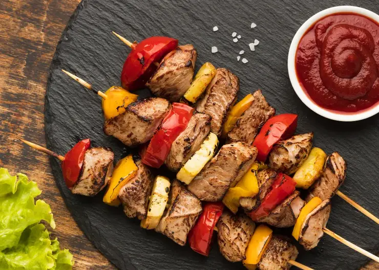 Гастроэнтеролог рассказал о главной опасности готового шашлыка