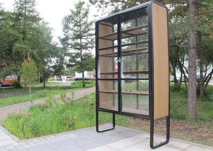 Постарались сделать по максимуму: в Красноярске благоустроили сквер перед зданием ж/д станции «Злобино»