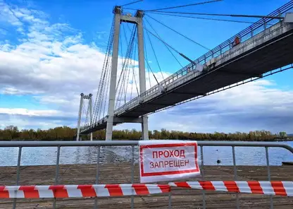 В Красноярске Енисей подтопил набережную на Стрелке, часть острова Татышев закрыта для прогулок