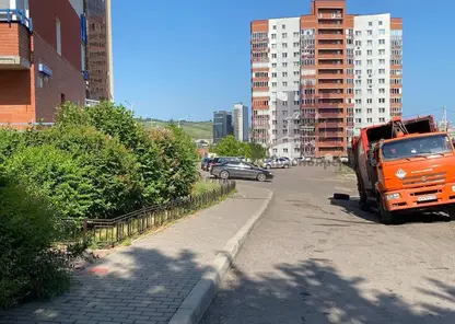 В Красноярске в яму провалился мусоровоз