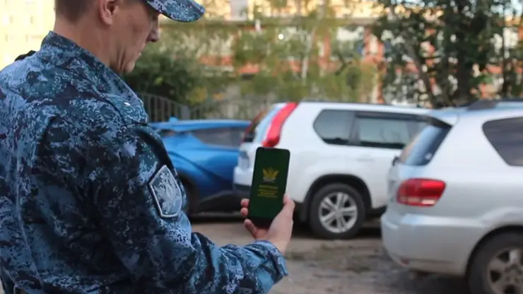 Читинец с долгом 1,3 млн рублей прятался в машине от судебных приставов