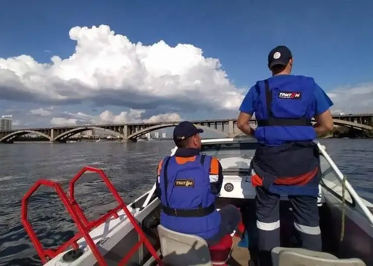 В Красноярске на Абаканской протоке спасатели вытащили из воды тонущую женщину