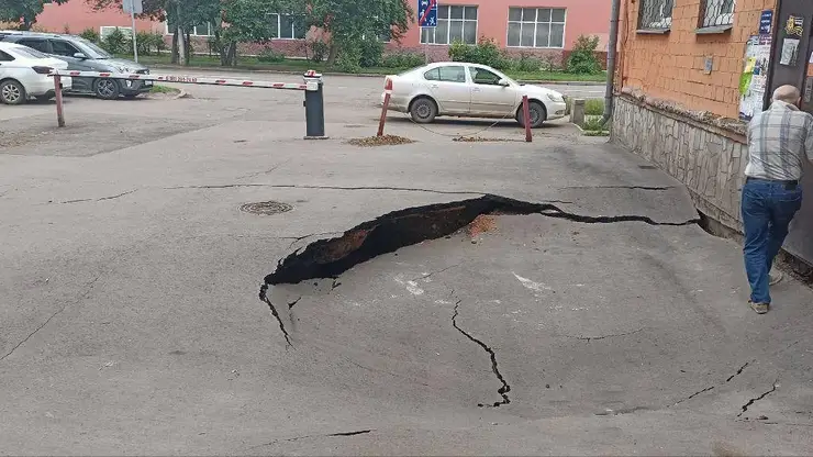 В Красноярске ввели режим ЧС из-за провала грунта у пятиэтажки на Бограда