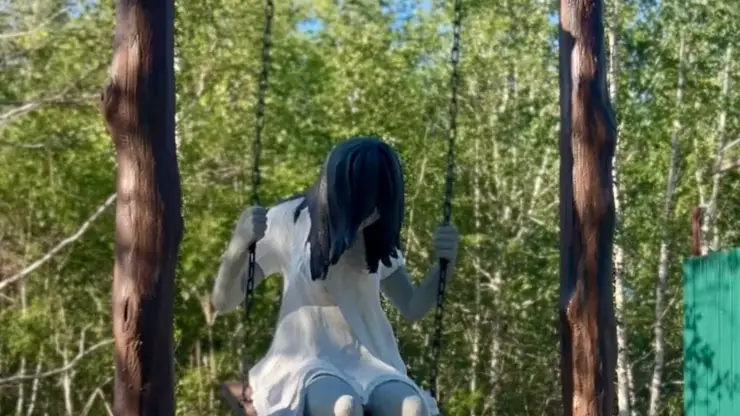 В Забайкалье у психклиники поставили скульптуру, похожую на героиню фильма ужасов